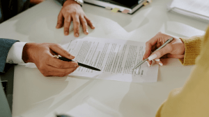 Bankruptcy attorney explaining does Chapter 7 have a debt limit during client consultation