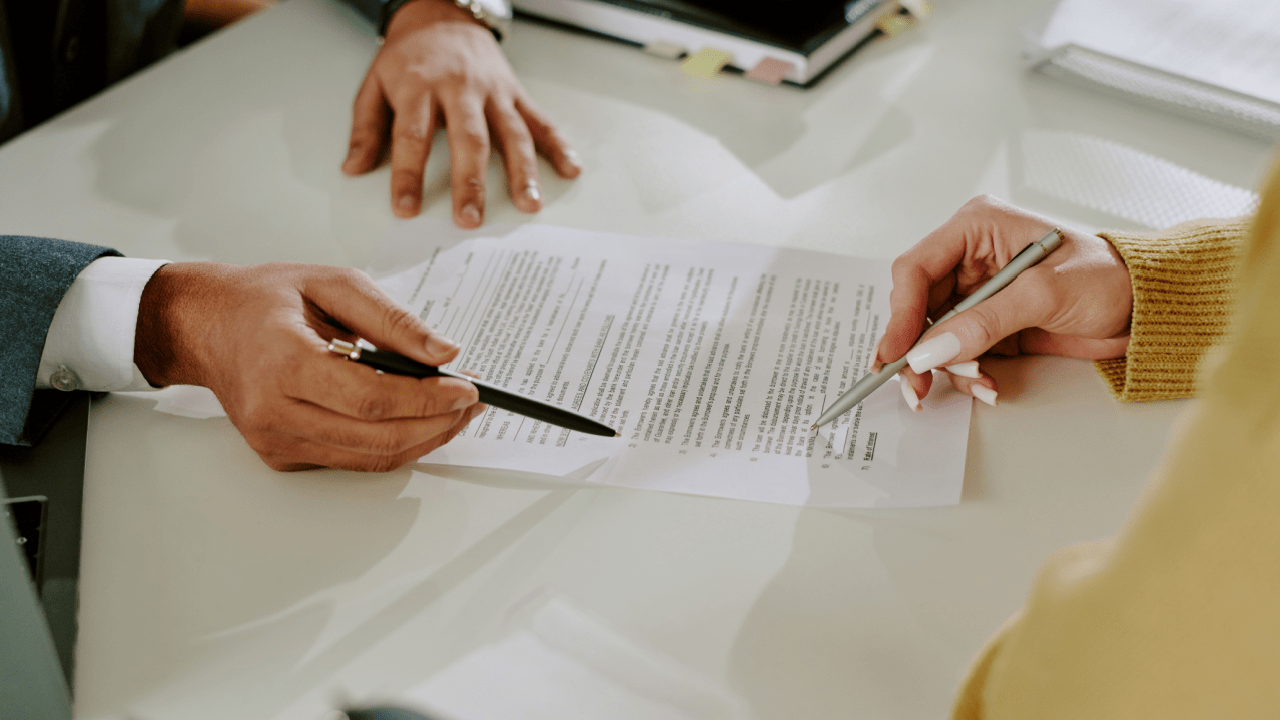 Bankruptcy attorney explaining does Chapter 7 have a debt limit during client consultation